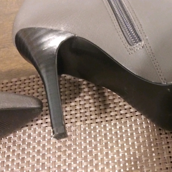 Size 8 US womens. NINE WEST GRAY BOOTS. - Picture 4 of 5